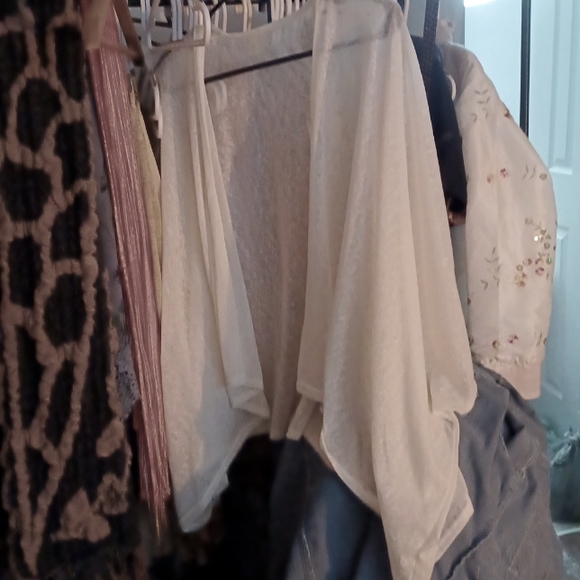 Gauzy Summer Wrap - Picture 2 of 3